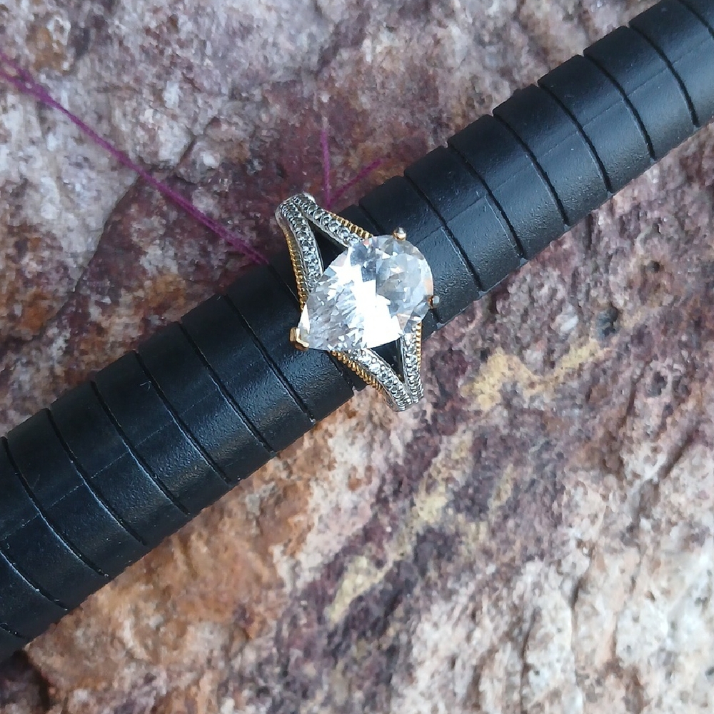 Elegant Gold and Silver Women's Ring